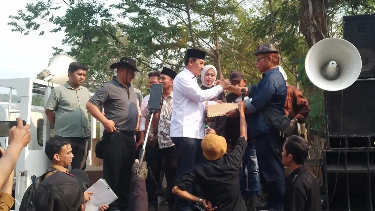 DEMONSTRASI DI DPRD SUMEDANG: Ketua DPRD Sumedang, Sidik Jafar (tengah) ketika menerima tuntutan massa aksi te