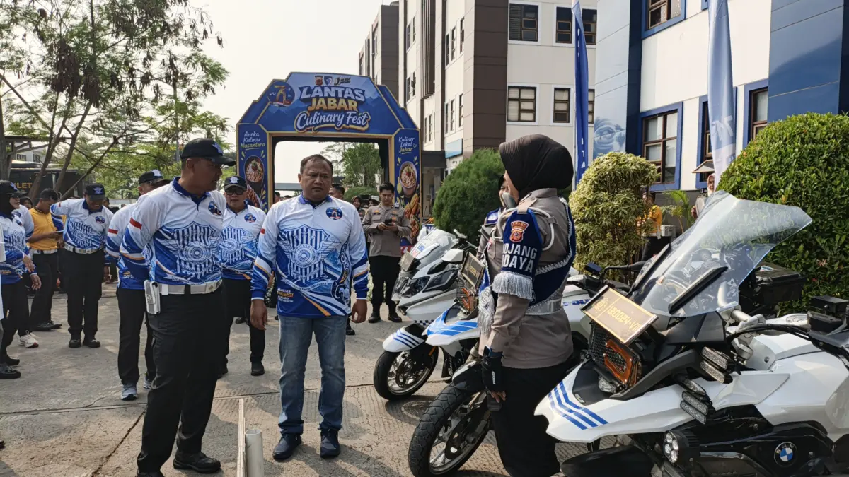 Dok. Wakapolda Jabar, Brigjen Pol Adi Vivid dan Dirlantas Polda Jabar, Kombes Pol Raydian Kokrosono saat menin