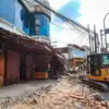 Petugas mengoperasikan ekskavator untuk menertibkan bangunan liar di Jalan Dr. Djunjunan, Kota Bandung, Rabu (