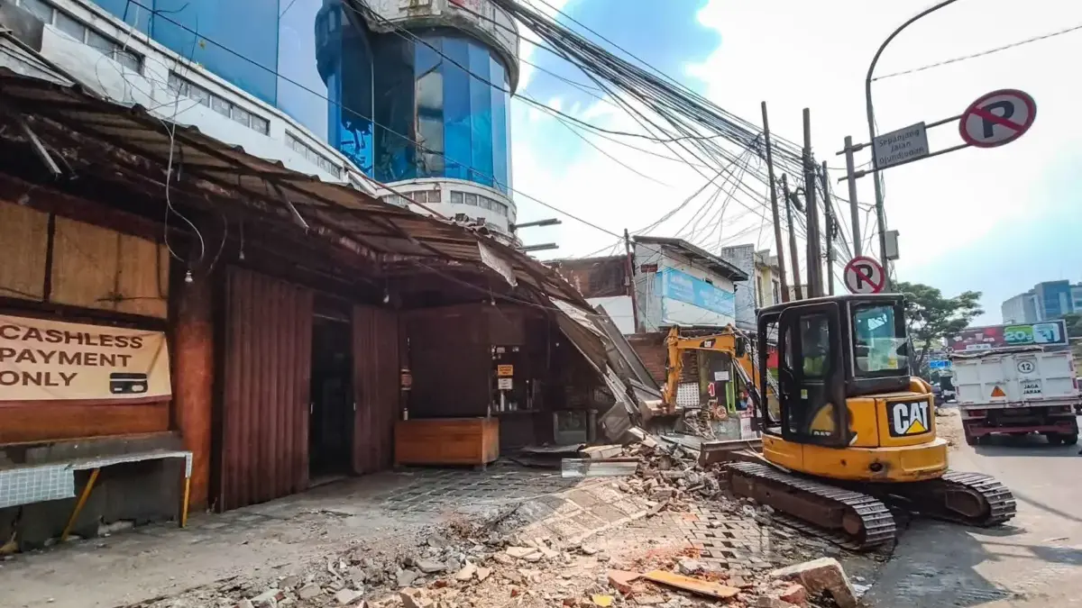 Petugas mengoperasikan ekskavator untuk menertibkan bangunan liar di Jalan Dr. Djunjunan, Kota Bandung, Rabu (