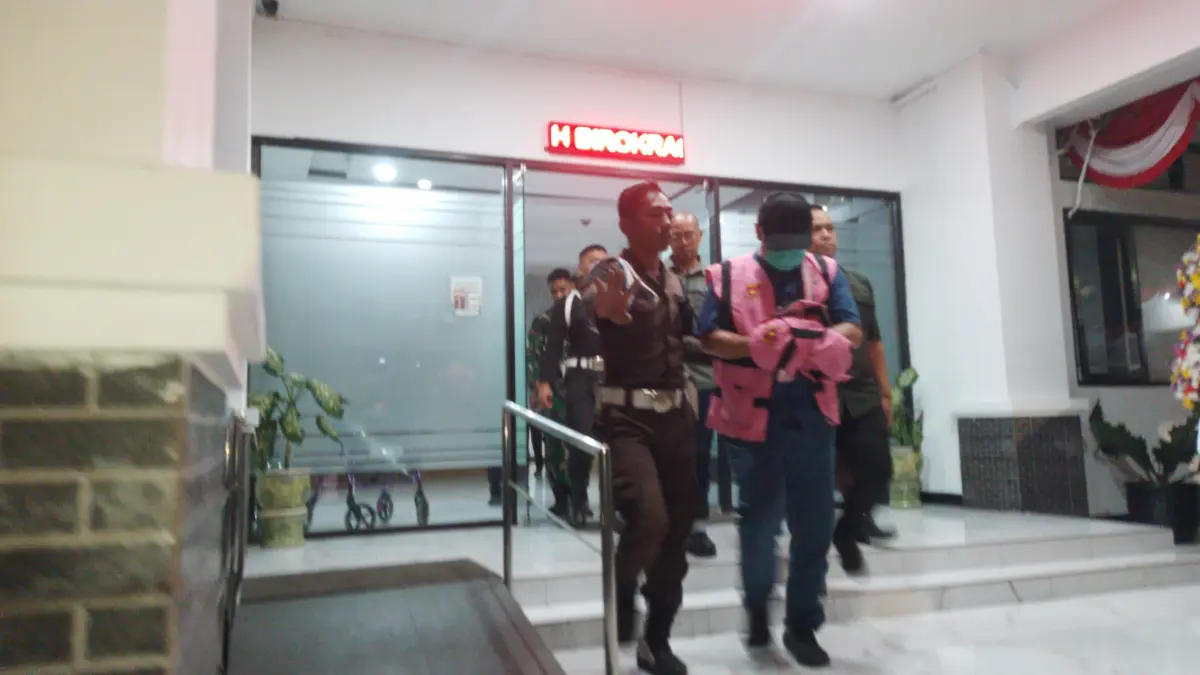 Kepala Badan Kesatuan dan Politik (Bakesbangpol) Kabupaten Sumedang, Asep Tatang (AT) saat keluar dari gedung