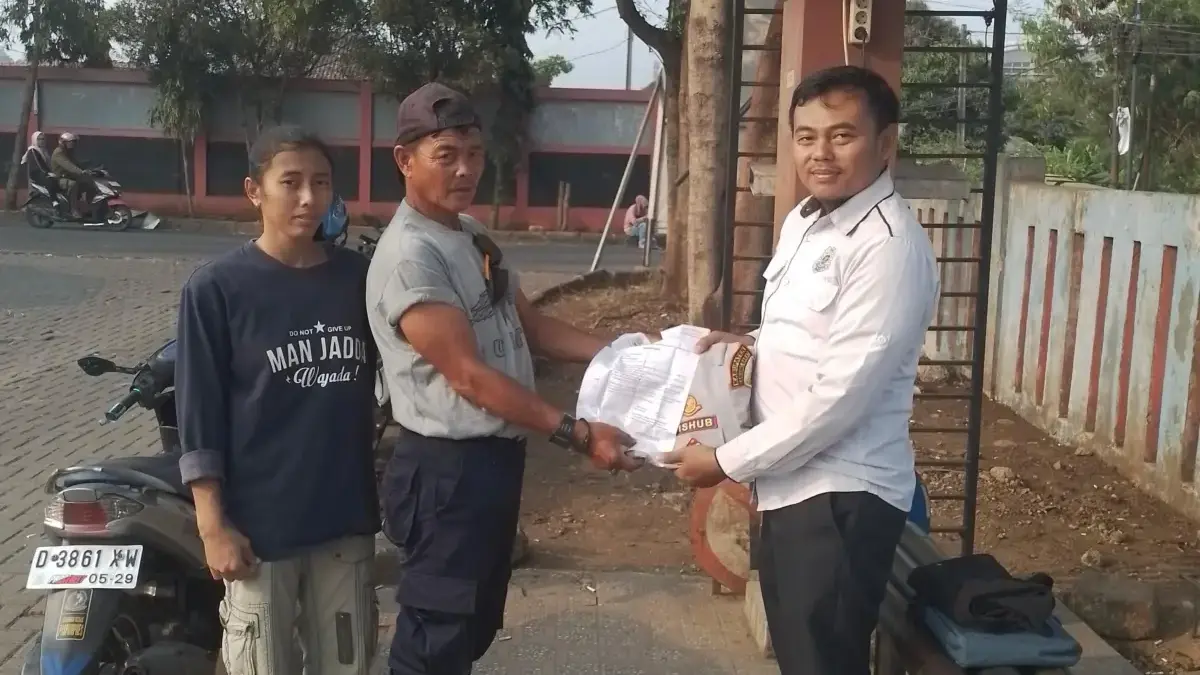 Viral Relawan Jukir di KBB Terobos Antrean SPBU, Dishub Cabut Surat Tugas Viral Relawan Jukir di KBB Terobos Antrean SPBU, Dishub Cabut Surat Tugas