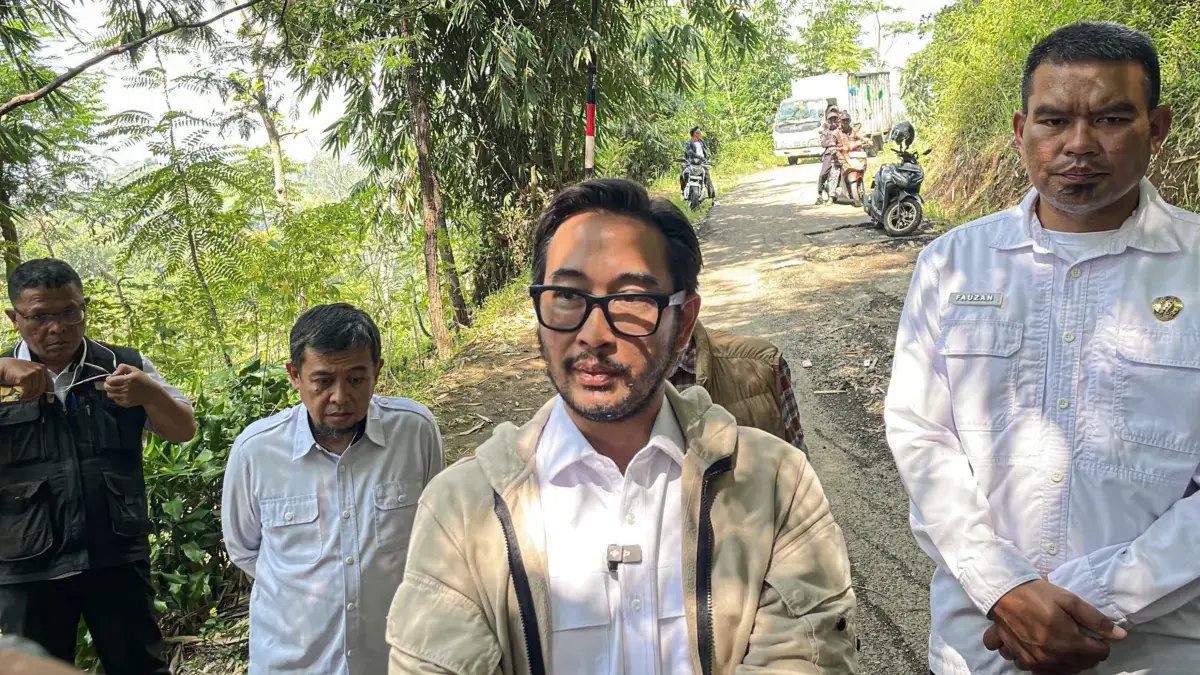 Pemkab KBB Kebut Perbaikan Dua Ruas Jalan di Cililin yang Lama Dinanti Warga Bupati Bandung Barat, Jeje Ritchie Ismail saat meninjau jalan di wilayah Selatan Bandung Barat. Dok Jabar Eksp