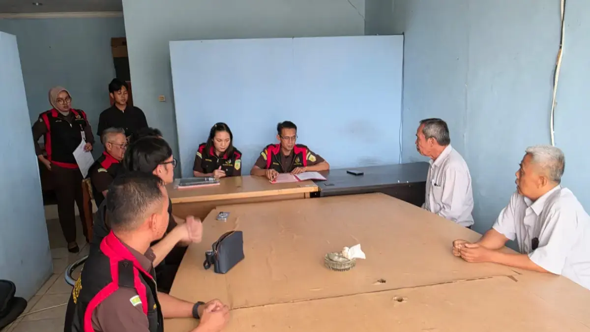 Kejaksaan Negeri Ciamis Geledah Kantor LKM Cidolog, Sita Dokumen Dugaan Korupsi Kredit Mikro 2017-2020 Tim penyidik Kejaksaan Negeri Ciamis saat menggeledah kantor LKM Cidolog, Senin (7/9/2026). (Istimewa)