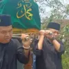 Gubernur Jawa Barat Dedi Mulayadi turut menggoyong keranda jenazah Kanaya saat akan dimakamkan di Cisayong, Ka