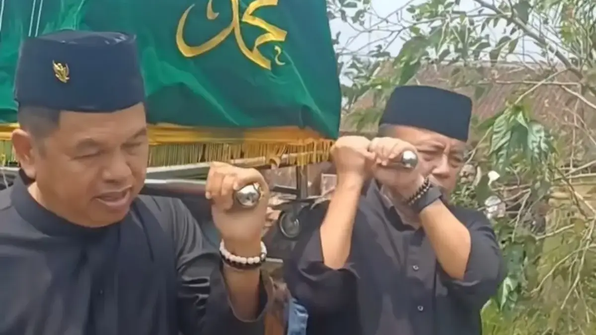 Gubernur Jawa Barat Dedi Mulayadi turut menggoyong keranda jenazah Kanaya saat akan dimakamkan di Cisayong, Ka