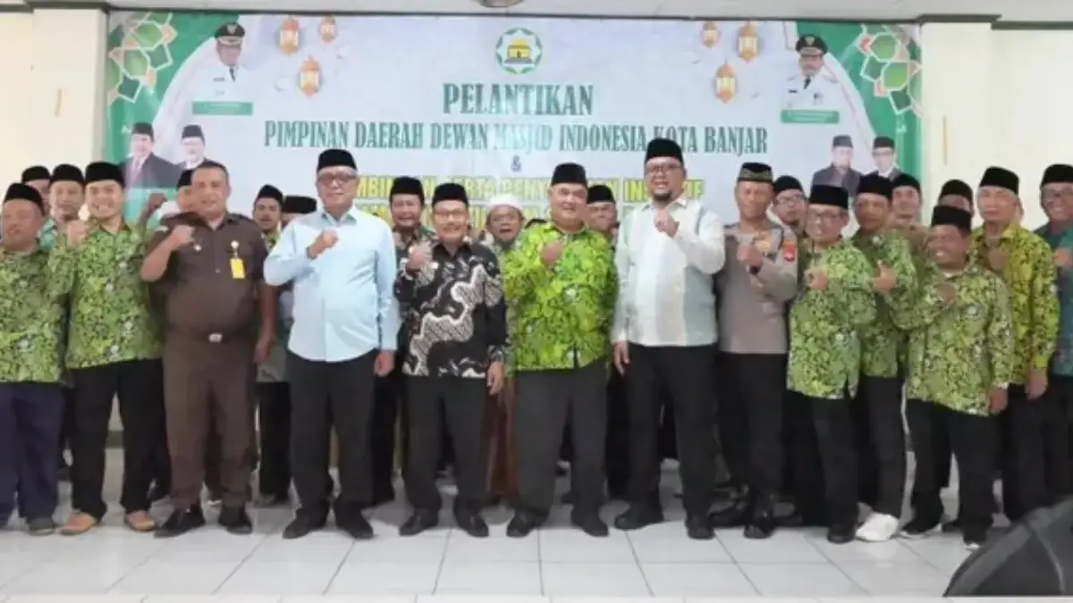 Sebanyak 60 pengurus DMI Kota Banjar periode 2026-2031 berfoto bersama jajaran pejabat, usai dilantik Minggu (