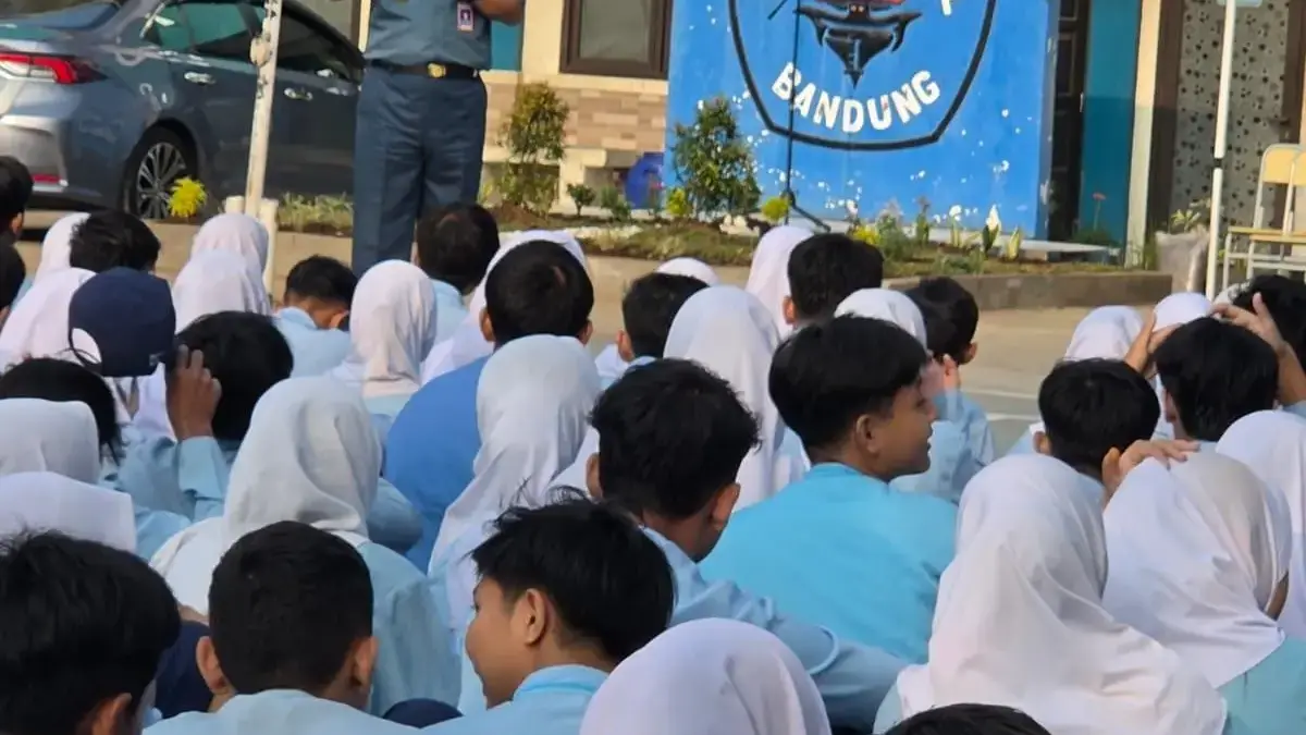 Laksma TNI Asep Iwa Soemantri Ajak Siswa Jauhi Narkoba, Judi, dan Hoaks Sekretaris Lembaga Akademi Angkatan Laut (Seklem AAL), Laksamana Pertama (Laksma) TNI Dr. H. Asep Iwa Soemantr