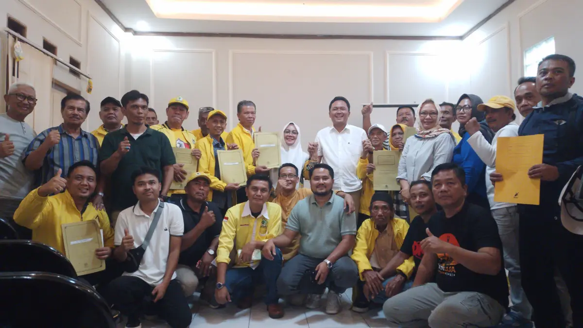 Sebanyak 14 PK pengusung Asep Kurnia saat foto bersama usai penyerahan dokumen resmi mendukung Yuslita Sumarti