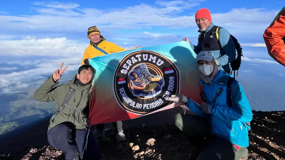 Hanif dan Frizka (depan) di puncak Gunung Kerinci, Juni 2025/Ist