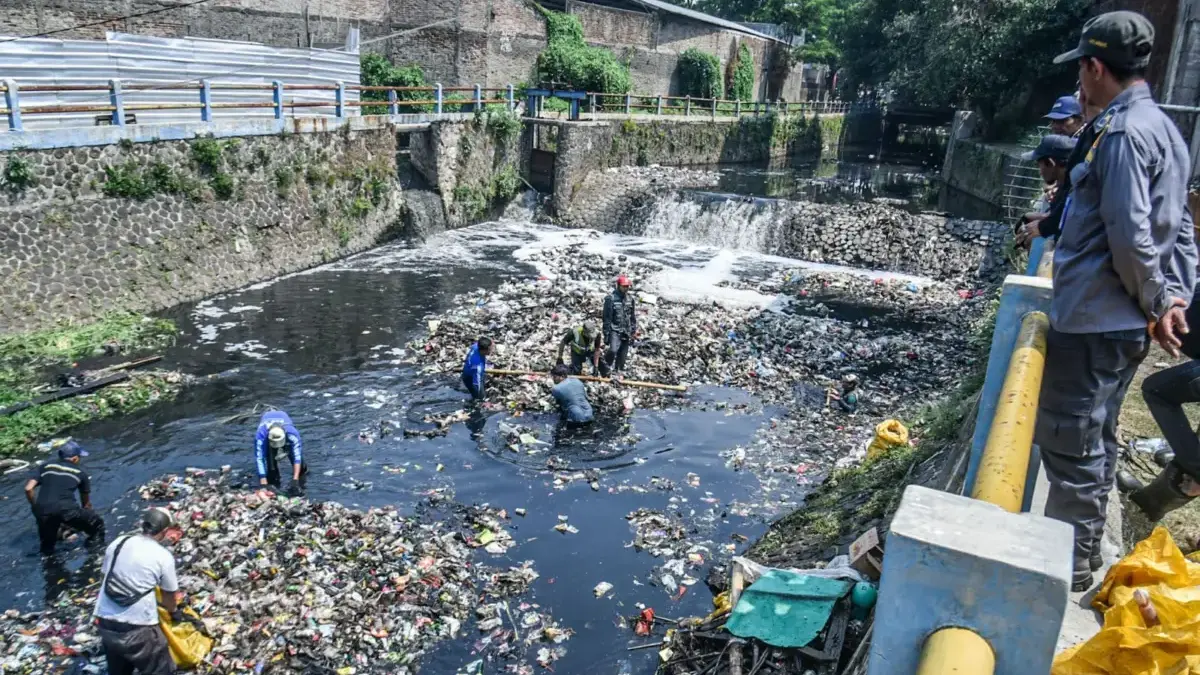 Sampah Plastik Bernilai Ekonomis Masih Dibuang ke Sungai, Kesadaran Warga Jadi Sorotan