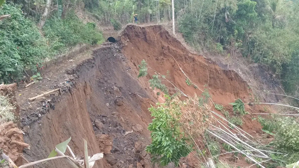 Longsor Tengah Malam di Salawu Tasikmalaya Putus Saluran Irigasi Cibiuk, Tagana Ingatkan Zona Rawan