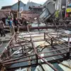 Petugas Satpol PP mengevakuasi baliho yang roboh di Jalan Buah Batu, Kota Bandung, Senin (28/9/2026). Menurut