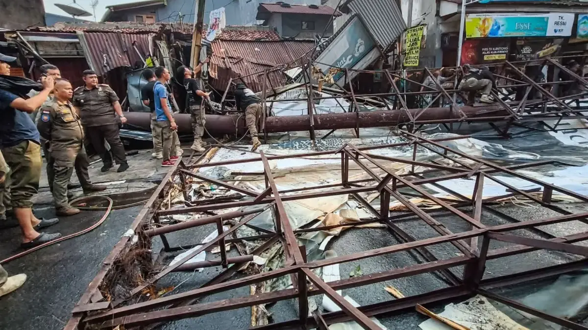 Petugas Satpol PP mengevakuasi baliho yang roboh di Jalan Buah Batu, Kota Bandung, Senin (28/9/2026). Menurut