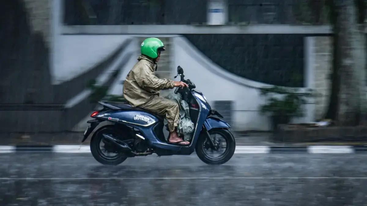 Dinamika Atmosfer di Jabar, Hujan Disertai Petir Berpotensi Mengguyur Sejumlah Wilayah Warga menggunakan sepeda motor melintas saat hujan mengguyur Kota Bandung, Minggu (27/9/2026). BMKG memprakir
