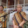 Wagub Erwan Setiawan dan Sekjen Kemenkes Kunta saat di Dinkes Jabar. (son)