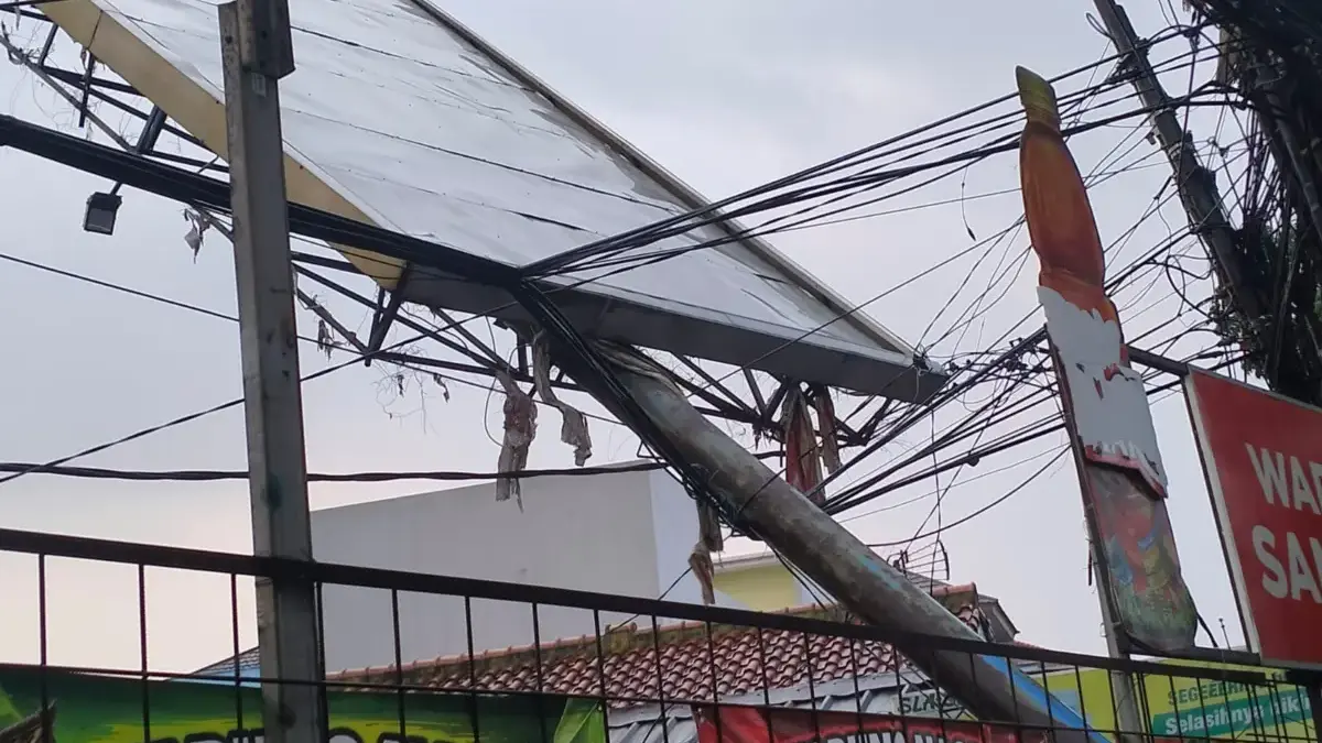 Hujan Deras Disertai Angin Kencang di Bandung, Reklame Jalan Ibrahim Adjie Patah Nyaris Timpa Bangunan