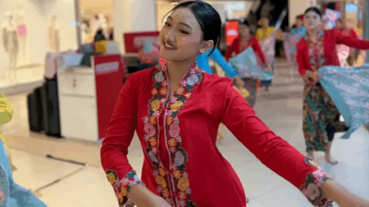 Sanggar Tari Mutiara Cimahi Bikin Pesona Kebaya Nusantara Parade Makin Semarak