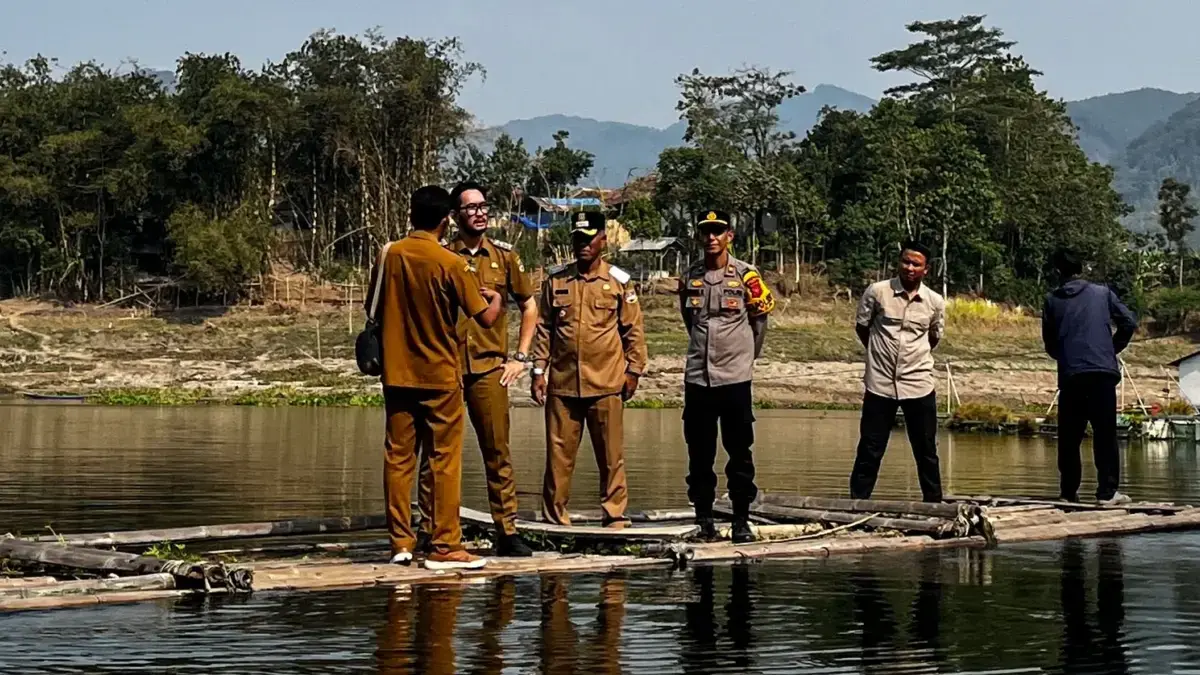 Siswa Masih Andalkan Rakit, Jembatan Apung Jadi Opsi Pemda KBB