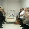 Kapolres didampingi sejumlah PJU menjenguk wartawan yang terbaring sakit