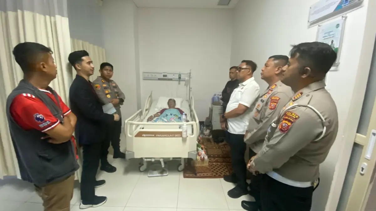 Kapolres didampingi sejumlah PJU menjenguk wartawan yang terbaring sakit