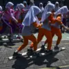 Dua siswa mengikuti perlombaan tradisional lari balok pada festival permainan tradisional Jawa Barat di Kantor