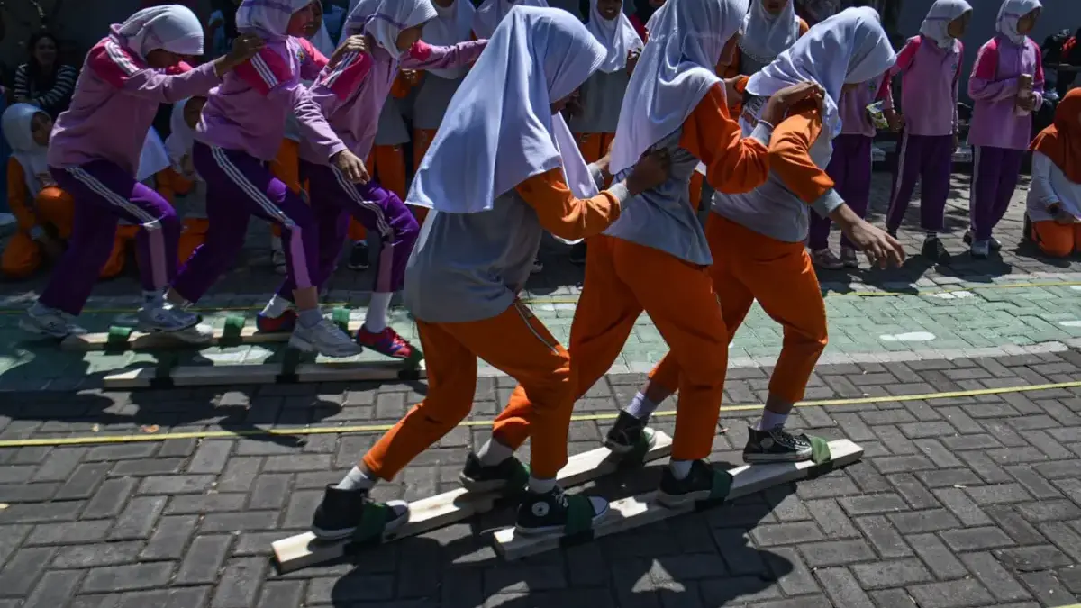 Dua siswa mengikuti perlombaan tradisional lari balok pada festival permainan tradisional Jawa Barat di Kantor