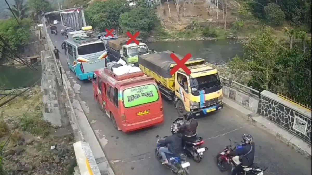 Bikin Geram, CCTV Rekam Truk Ngetem di Jembatan Tasikmalaya hingga Warga Buang Sampah ke Sungai