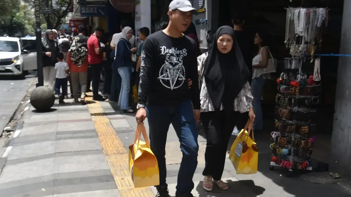 Warga berjalan di kawasan Jalan Braga, Kota Bandung, Selasa (1/9/2026). Dinas Kebudayaan dan Pariwisata Kota