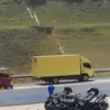 Satu unit kendaraan roda empat mengalami insiden tragis laka lantas tunggal di Tol Cisumdawu KM 165, wilayah K