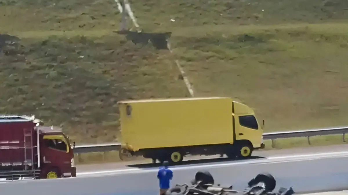 Laka Tunggal di KM 165 Tol Cisumdawu, Satu Orang Tewas Satu unit kendaraan roda empat mengalami insiden tragis laka lantas tunggal di Tol Cisumdawu KM 165, wilayah K