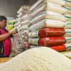 Pedagang mengemas karung berisi beras di Pasar Kosambi, Kota Bandung, Selasa (1/9/2026). Foto: Dimas Rachmatsy