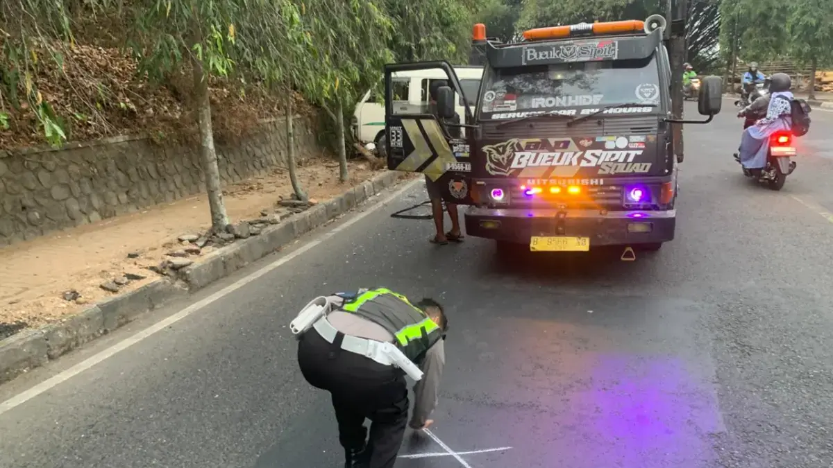 Polisi saat ah tempat kejadian perkara lakalantas di wilayah Purwaharja Kota Banjar, Selasa (1/9/2026). (Cecep