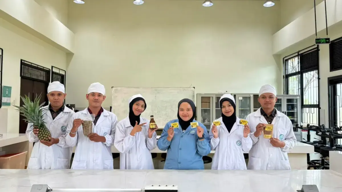 Mahasiswa POLSUB Ciptakan Kopi Robusta Rendah Kafein dari Limbah Kulit dan Bonggol Nanas Di tengah meningkatnya minat masyarakat terhadap kopi rendah kafein, sekelompok mahasiswa Politeknik Negeri