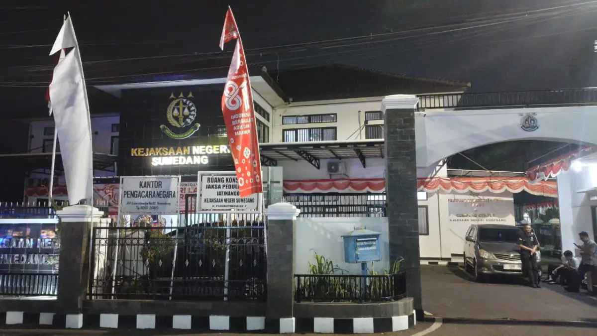 Dugaan Kasus Korupsi Anggaran di Kesbangpol Sumedang Berlanjut, Kejari Tetapkan 2 Tersangka Tampak depan gedung Kejaksaan Negeri (Kejari) Kabupaten Sumedang pada Selasa (1/9/2026). (Yanuar Baswata/Jabar