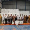 Pihak Bulog Kantor Cabang Ciamis berfoto bersama kepolisina dan dinas pertanian Kota Banjar di gudang bulog Ba