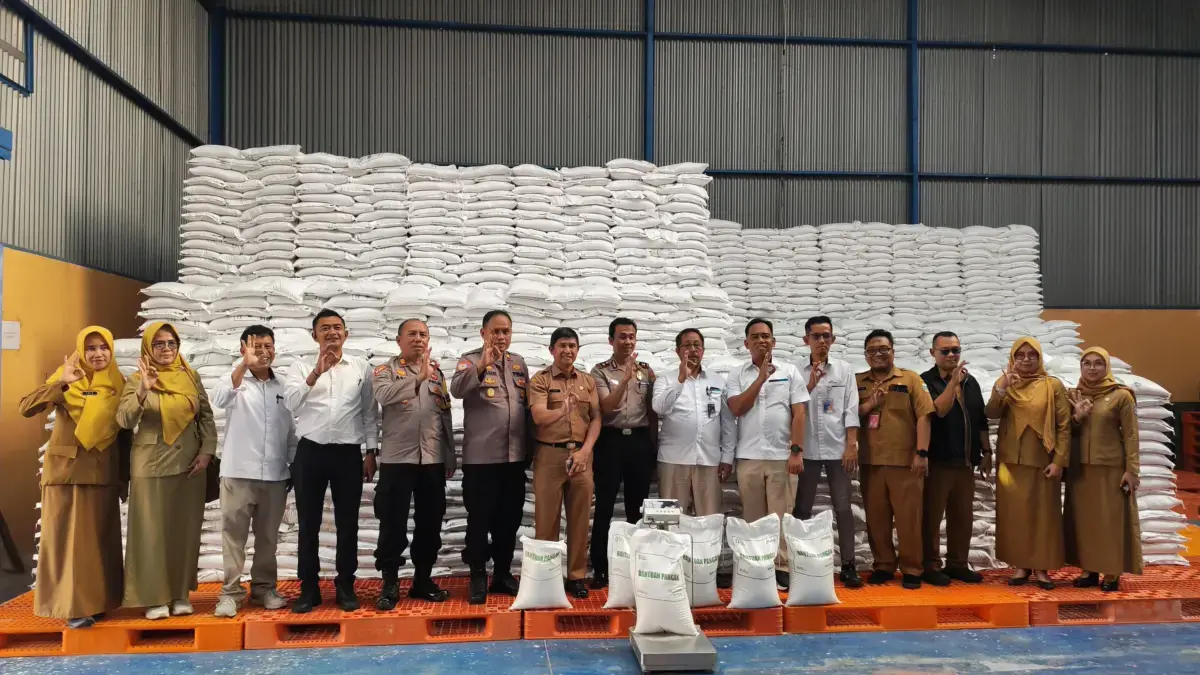 Bulog Ciamis Salurkan 34 Ribu Ton Beras Bantuan Pangan ke Priangan Timur, Gandeng PT JPL Pihak Bulog Kantor Cabang Ciamis berfoto bersama kepolisina dan dinas pertanian Kota Banjar di gudang bulog Ba