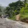 Kondisi jalan di daerah Taraju yang rusak/Foto: Istimewa (Pemkab)