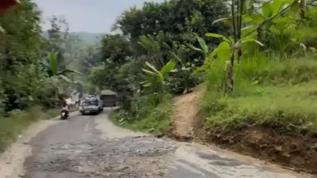 Ditagih Wabup Asep, Gubernur KDM Pastikan Jalan Taraju Diperbaiki 2027 Kondisi jalan di daerah Taraju yang rusak/Foto: Istimewa (Pemkab)