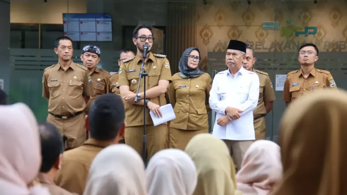 Bupati Bandung Barat, Jeje Ritchie Ismail saat menggelar apel internal di halaman MPP. Dok Prokompim KBB