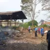 Bermula dari Lahan Kosong, Api Merembet dan Bakar Gudang Palet PT Trisula Cimahi