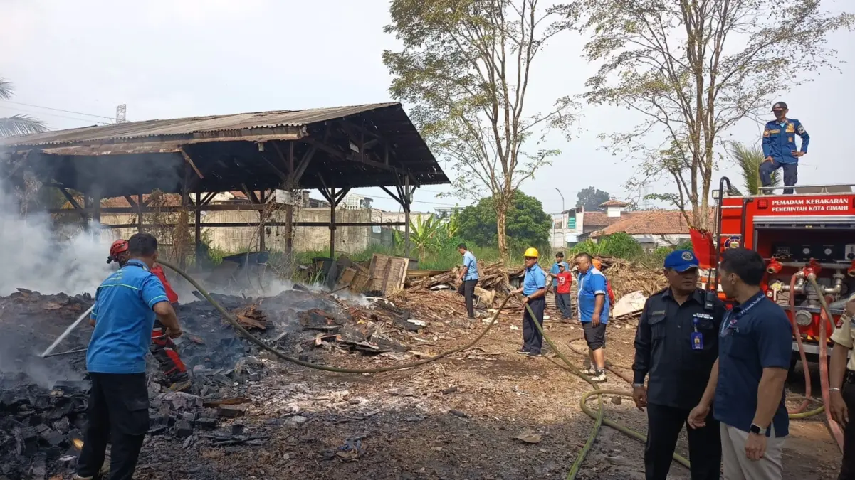 Bermula dari Lahan Kosong, Api Merembet dan Bakar Gudang Palet PT Trisula Cimahi Bermula dari Lahan Kosong, Api Merembet dan Bakar Gudang Palet PT Trisula Cimahi