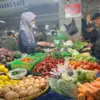 Dok. Salah seorang pedagang di pasar Kosambi Kota Bandung saat menjajakan dagangannya. Kamis, (3/9). Foto. San