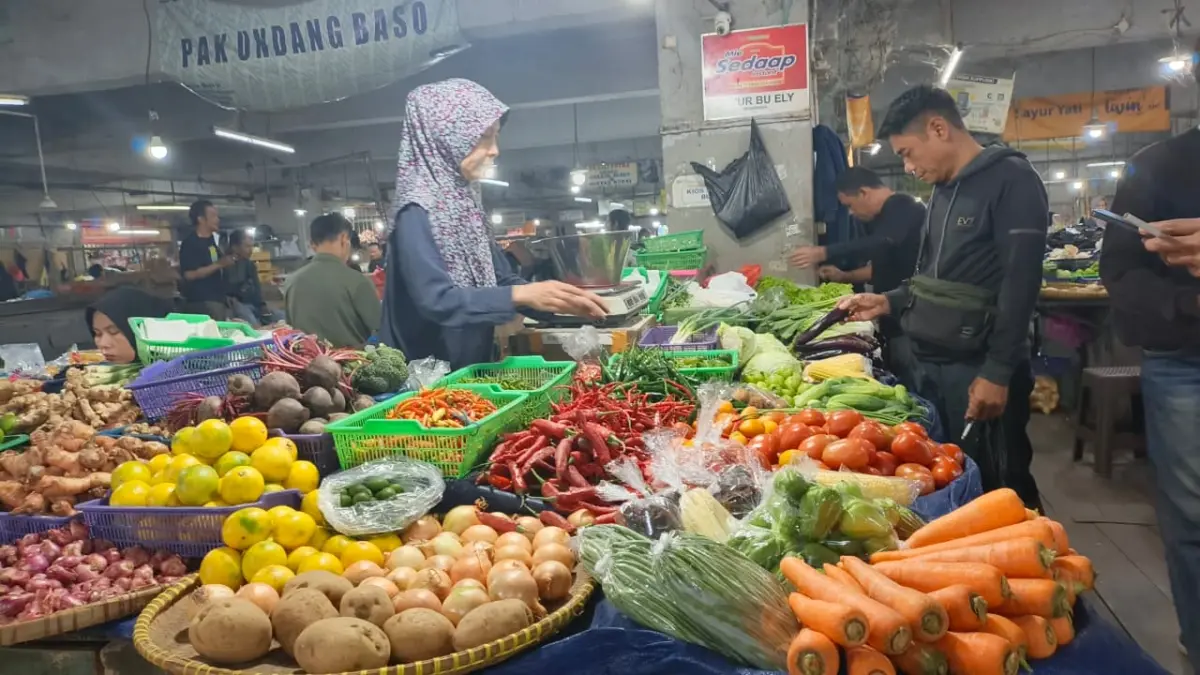 Dok. Salah seorang pedagang di pasar Kosambi Kota Bandung saat menjajakan dagangannya. Kamis, (3/9). Foto. San