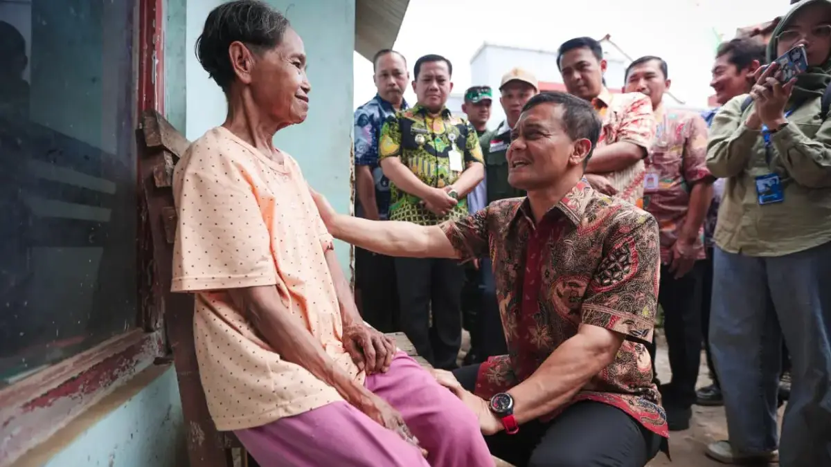 Gubernur Jawa Tengah, Ahmad Luthfi mengunjungi warga Desa Kayugeritan, Kecamatan Karanganyar, Kabupaten Pekalo