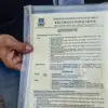 Teguh memperlihatkan dokumen IMB. Dok Jabar Ekspres/Suwitno