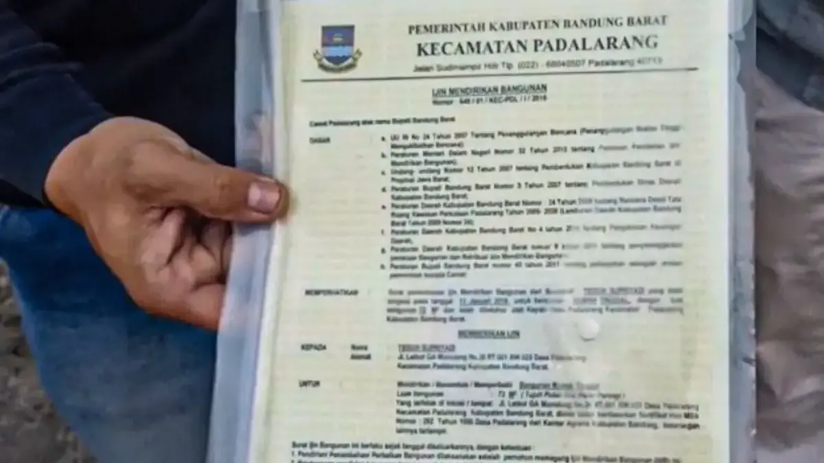 Teguh memperlihatkan dokumen IMB. Dok Jabar Ekspres/Suwitno