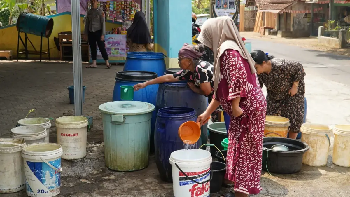 Kemarau Masih Terjadi, Polres Tasikmalaya Gelontorkan 5.000 Liter Air untuk Warga Kebon Kalapa Anggota Polres Tasikmalaya salurkan air bersih/Foto: Humas Polres