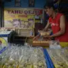 Pekerja menyelesaikan produksi tahu di Cibuntu, Kota Bandung, Jawa Barat, Jumat (4/9/2026). Foto: Dimas Rachma