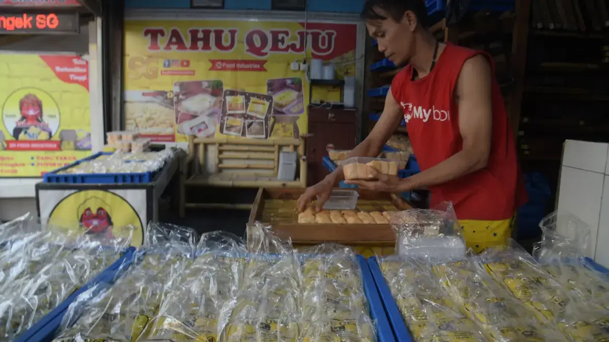 Ada Tahu Cibuntu, Pemprov Usulkan 25 Karya Budaya untuk Ditetapkan WBTb Nasional Pekerja menyelesaikan produksi tahu di Cibuntu, Kota Bandung, Jawa Barat, Jumat (4/9/2026). Foto: Dimas Rachma